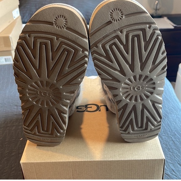 UGG Classic Double Bow - Picture 9 of 10